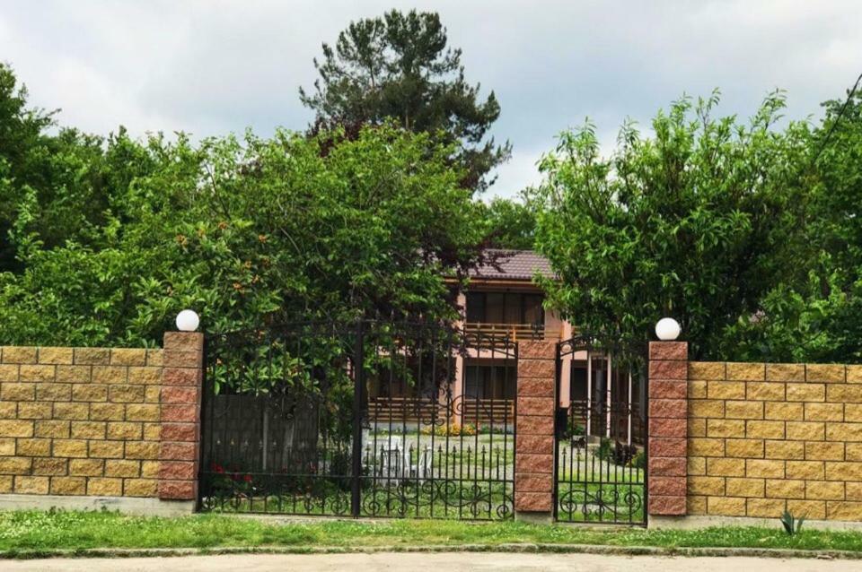 Гостевой Дом "Уют У Тумановых" Pizunda Exterior foto